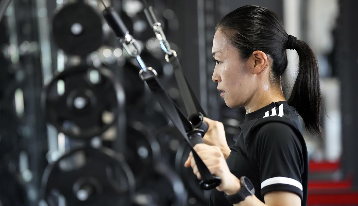 Menurut FIFA, menggunakan wasit perempuan di Piala Dunia 2022 bukan sekadar upaya kesetaraan. Melainkan juga sebagai landasan agar penggunaan wasit wanita kembali diterapkan di beberapa turnamen sepak bola antarnegara berikutnya. (AP Photo/Eugene Hoshiko)