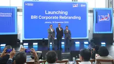 Komisaris Utama PT Bank Rakyat Indonesia (Persero) Tbk, Kartika Wijoatmodjo; Kepala BP BUMN dan COO Danantara Indonesia, Dony Oskaria; dan Direktur Utama PT Bank Rakyat Indonesia (Persero) Tbk, Hery Gunardi (kiri ke kanan) saat Launching BRI Corporate Rebranding, di Menara BRIlian Jakarta, Selasa (16/12/2025). PT Bank Rakyat Indonesia (Persero) Tbk (BRI) kini tampil dengan refresh brand yang membantu nasabah mengubah cara pandangnya dalam memandang BRI secara positif. (Kapanlagi.com/Budy Santoso)