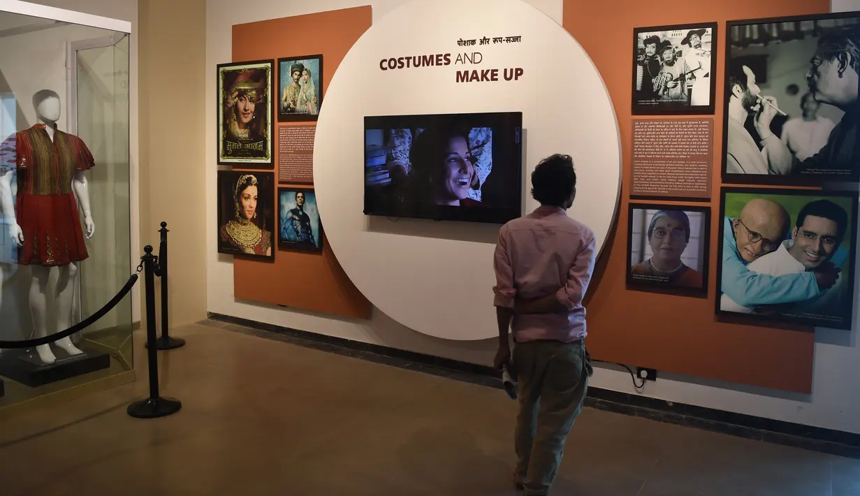 Pengunjung melihat koleksi yang ada di Museum Nasional Sinema India (NMIC), Mumbai, India (22/1). NMIC adalah museum film pertama di India. Museum ini menampilkan dokumentasi film-film Bollywood. (AFP Photo/Punitparanjpe)