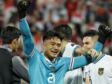 Kiper Timnas Indonesia, Ernando Ari merayakan kemenangan timnya atas Vietnam pada laga Grup D Piala Asia 2023 di Abdullah bin Khalifa Stadium, Doha, Qatar, Jumat (19/01/2024). (AFP/Karim Jaafar)