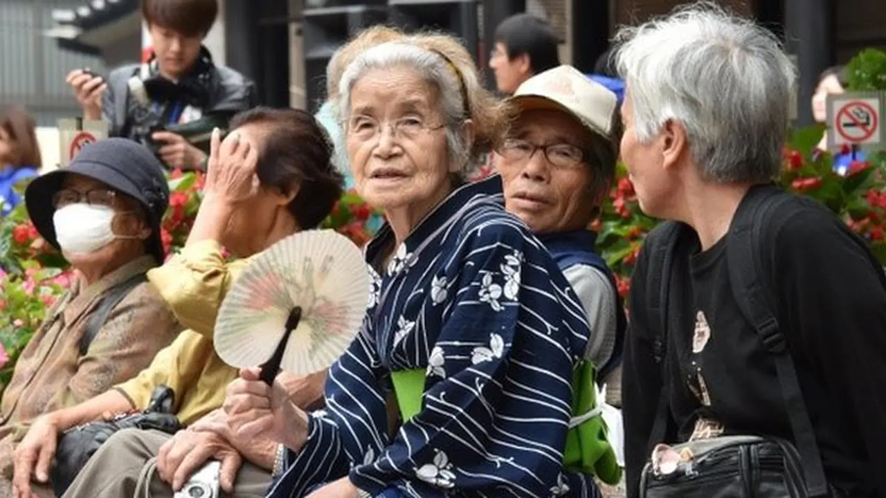 Kaum Manula Jepang Kekurangan Tenaga Perawat