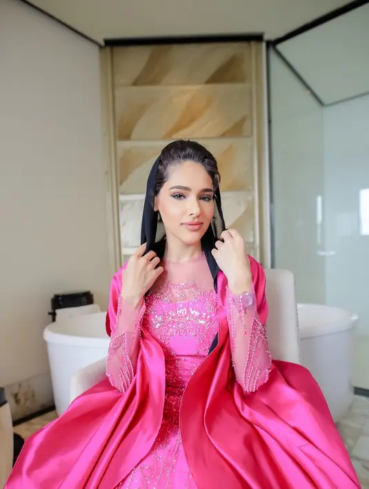 Wajahnya dipoles dengan makeup glam oleh MUA Oscar Daniel. Mengenakan eyeshadow hitam dan eyeliner wings. Bibir sang putri pun dipoles dengan lipstik pink.  Credit: Passion Prive