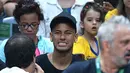Salah satu ekspresi Neymar saat menyaksikan  tim bola voli Brasil berhasil meraih medali emas pada laga final bola voli putra  Olimpiade Rio 2016 melawan Italia di Stadion Maracanazinho, Rio de Janeiro, (21/8/2016). (AFP/Johannes Eisele)