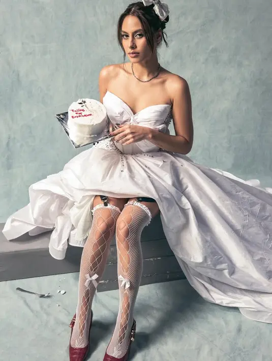 <p>Valerie Thomas membagikan beberapa potret dirinya tampil seperti pengantin. Ia pun melakukan pemotretan bersama Photografer Vony Wong dengan property white cake.&nbsp;[@valerieethomas]</p>