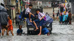 Ketinggian banjir akibat pasang air laut di kawasan Muara Baru, Jakarta Utara mencapai sekitar 80 cm. (Liputan6.com/Angga Yuniar)