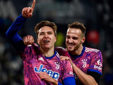 Pemain Juventus Federico Chiesa (kiri) merayakan golnya ke gawang Monza pada pertandingan sepak bola babak 16 besar Coppa Italia di Stadion Juventus, Turin, Italia, 19 Januari 2023. Juventus menang 2-1 atas Monza. (Marco Alpozzi/LaPresse via AP)