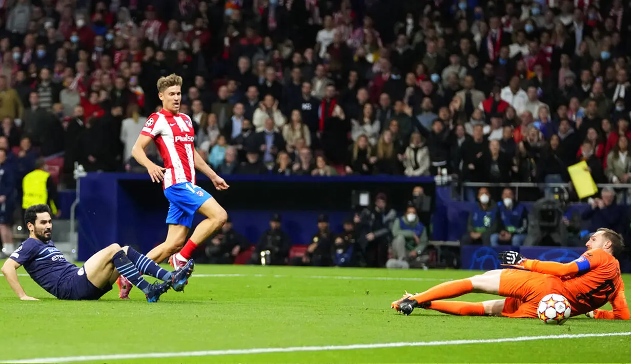 Pemain Manchester City Ilkay Gundogan (kiri) gagal mencetak gol melewati kiper Atletico Madrid Jan Oblak pada pertandingan sepak bola leg kedua perempat final Liga Champions di Stadion Wanda Metropolitano, Madrid, Spanyol, 13 April 2022. Pertandingan berakhir imbang 0-0. (AP Photo/Manu Fernandez)