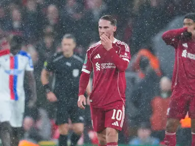 Pemain Liverpool, Alexis Mac Allister, tampak lesu setelah menelan kekalahan telak 0-3 dari Crystal Palace dalam laga putaran keempat Carabao Cup 2025/2026 yang digelar di Stadion Anfield, Kamis (30/10/2025) dini hari WIB. (AP Photo/Jon Super)