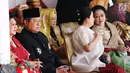 Presiden RI ke-6 Susilo Bambang Yudhoyono dan Ani Yudhoyono duduk dalam satu shaf dengan Presiden ke-5 RI Megawati Soekarnoputri saat Yudhoyono menghadiri upacara peringatan kemerdekaan di Istana Merdeka, Jakarta, Kamis (17/8). (Liputan6.com/Pool)
