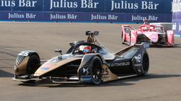 Jean-Eric Vergne sendiri akhirnya menempati posisi pole posistion setelah di bakak final kualifikasi mengalahkan rekan setimnya, Antonio Felix da Costa. (Bola.com/M Iqbal Ichsan)