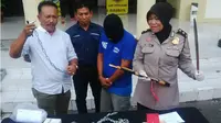 Gaya Tengil Penagih Utang Surabaya. (Liputan6.com/Dhimas Prasaja)