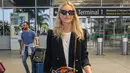 <p>Poppy Delevingne terlihat memadukan antara gold button blazer berwarna biru navy dengan leather crossbody bag. Outfit bernuansa klasik yang kental akan selalu pas dikenakan kapanpun.</p>