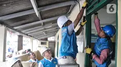 General Manager PLN Unit Induk Distribusi Jakarta Raya Doddy B.Pangaribun bersama relawan saat melakukan bersih-bersih dan cek kelistrikan di Musala Baitus Saja'ah, Pademangan, Jakarta, Rabu (15/3/2023). (merdeka.com/Iqbal S. Nugroho)