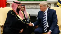 Presiden AS, Donald Trump berjabat tangan dengan Putra mahkota Arab Saudi, Pangeran Mohammad bin Salman di Gedung Putih, Selasa (20/3). Kunjungan ini sebagai bagian dari perjalanan ke Amerika di ketegangan antara Arab Saudi dan Iran. (AP Photo/Evan Vucci)