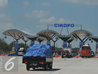 Suasana gerbang Tol Cikopo, Jawa Barat, Senin (13/7/2015). Menjelang H-4 Lebaran, arus lalu lintas di Tol Cipali terlihat lancar. (Liputan6.com/Herman Zakharia)