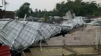 Rumah warga di Perumahan Pusaka Nambo, Desa Sukajaya, Kecamatan Tamansari, Kabupaten Bogor, Jawa Barat yang rusak parah disapu angin puting beliung, Minggu (8/12/2019) petang. (Liputan6.com/Achmad Sudarno)