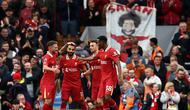 Pemain Liverpool merayakan gol yang dicetak oleh Mohamed Salah ke gawang Brentford pada laga lanjutan Liga Inggris 2024/2025 di Anfield, Liverpool, Inggris, Minggu (25/08/2024) malam WIB. (AFP/Darren Stapless)