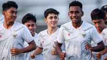 Pemain Timnas Indonesia U-17, Amar Brkic (tengah) melakukan joging saat menjalani official training skuad Timnas Indonesia U-17 di Lapangan Latihan A Gelora Bung Tomo, Surabaya, Minggu (12/11/2023) sore menjelang laga kedua Grup A Piala Dunia U-17 2023 menghadapi Panama yang akan berlangsung di Stadion Gelora Bung Tomo, Senin, 13 November 2023. (Bola.com/Bagaskara Lazuardi)