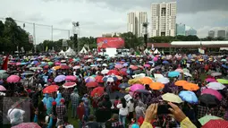 Para pendukung Ahok - Djarot saat menyaksikan para musisi bernyanyi pada konser gue 2 di Jakarta, Sabtu (4/2). Sejumlah musisi papan atas Indonesia mendukung pasangan calon nomer 2 Ahok - Djarot pada Pilkada DKI Jakarta. (Liputan6.com/Johan Tallo)