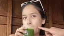 Maudy Ayunda saat menikmati segelas minuman. Namun, yang bikin salfok adalah jemari Jesse Choi menowel pipi sang istri. Aksi towel pipi yang dilakukan Jesse Choi menjadi sorotan netizen. Banyak yang merasa baper dengan interaksi manis keduanya. (Instagram/maudyayunda)