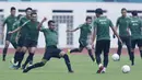 Gelandang Indonesia, Muhammad Hargianto, melakukan sesi latihan di Stadion Wibawa Mukti, Jawa Barat, Jumat (02/11/2018). Latihan tersebut dalam rangka persiapan jelang laga Piala AFF 2018.  (Bola.com/M Iqbal Ichsan)