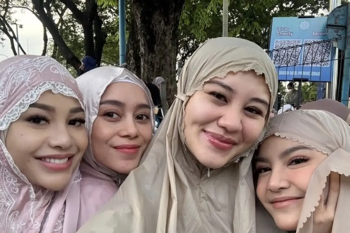 Wajah Selebritis dengan Riasan Wajah Minimalis saat Mengenakan Mukena Sholat Ied 2025