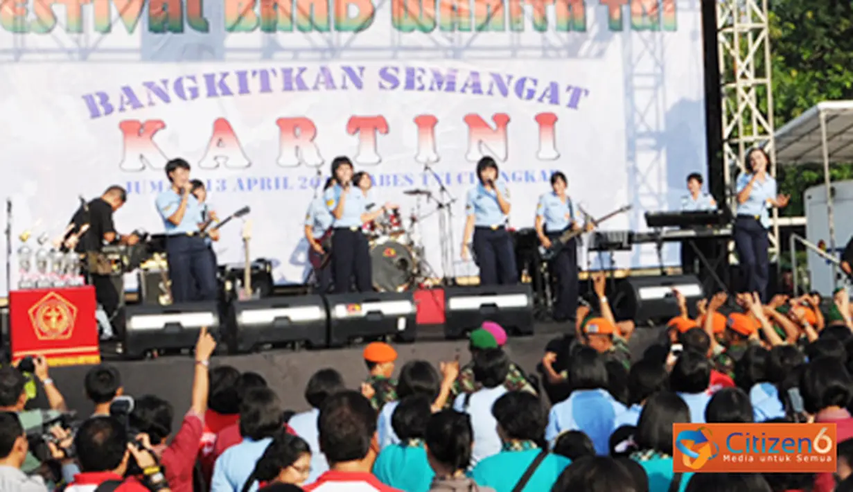 Citizen6, Cilangkap: Panglima TNI Laksamana TNI Agus Suhartono, menghadiri acara olahraga bersama dan Festival Band Wanita TNI 2012 di Lapangan Parkir GOR Ahmad Yani Mabes TNI Cilangkap, Jumat (13/4). (Pengirim: Badarudin Bakri)