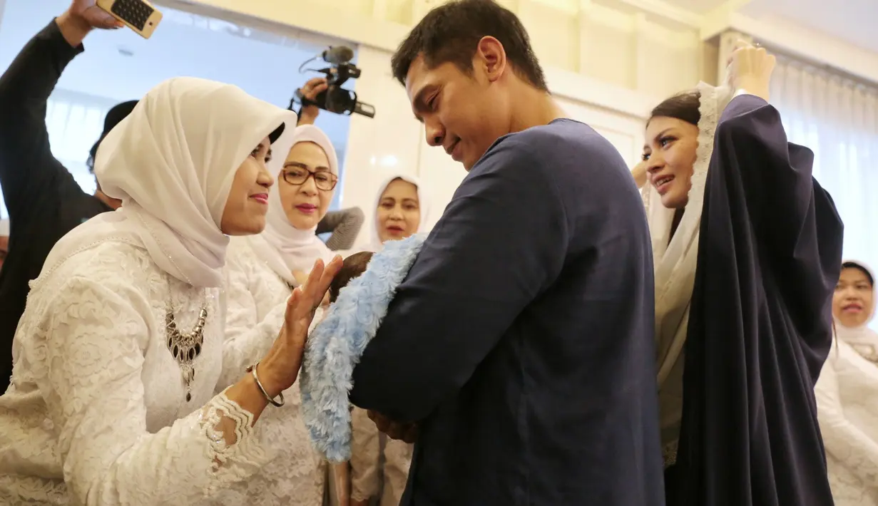 Tepat hari ketujuh setelah kelahiran anak keduanya, Adi Nugroho dan Donita menggelar syukuran sekaligus aqiqah. Seperti diketahui, Donita melahirkan anaknya pada Kamis, (11/1). (Adrian Putra/Bintang.com)