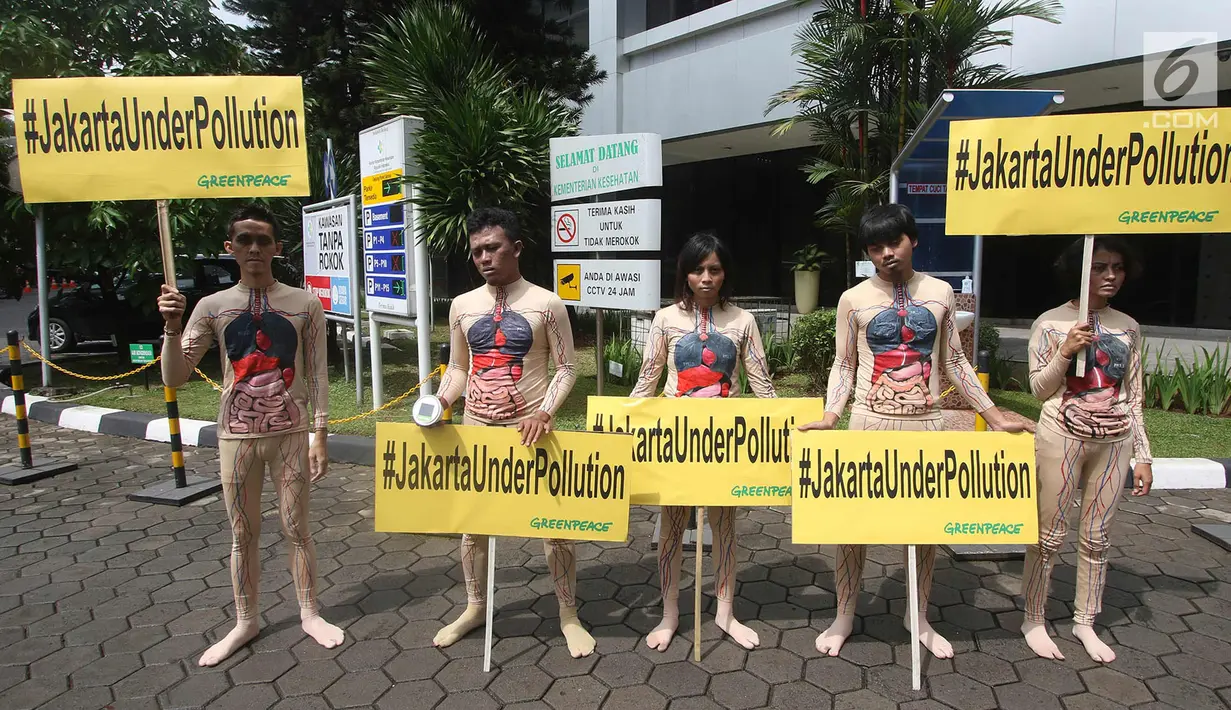 Aktivis Greenpeace berdiri membawa poster bertuliskan #JakartaUnderPollution saat melakukan aksi teatrikal di depan Kantor Kementerian Kesehatan, Jakarta, Kamis (28/9). (Liputan6.com/Immanuel Antonius)