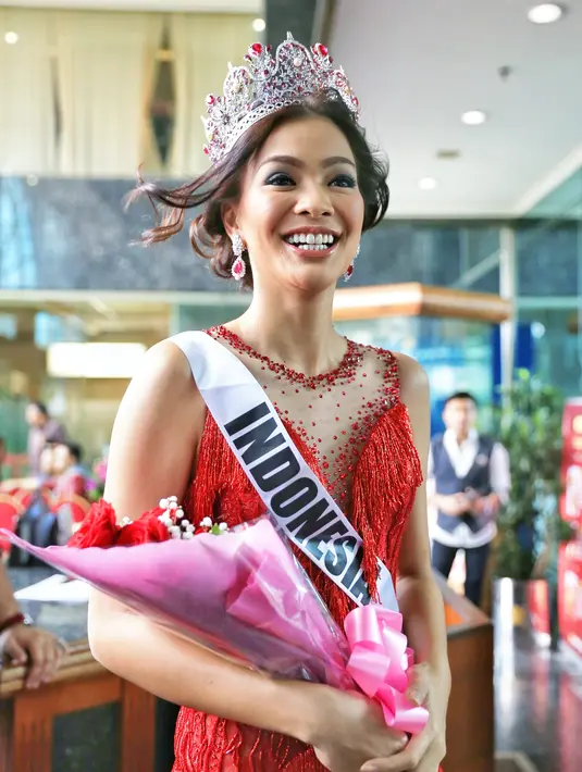 Acara yang diikuti oleh 85 negara yang diselenggarakan di Filipina itu, Kezia berhasil meraih predikat 10 besar best Bational Costume dan Miss Phoenix Best Smile. (Adrian Putra/Bintang.com)