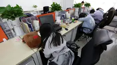Sejumlah pegawai saat tidur siang di mejanya masing-masing pada jam istirahat di kantornya, di Beijing, China, (21/4). Kegiatan tidur siang ini pemandangan biasa di kalangan pekerja kantoran di China. (REUTERS / Jason Lee)