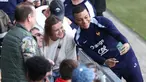 Penyerang timnas Prancis, Kylian Mbappe berswafoto dengan para penggemar di akhir sesi latihan di Stadion Home Deluxe Arena di Paderborn, Jerman, pada 13 Juni 2024. (FRANCK FIFE/AFP)
