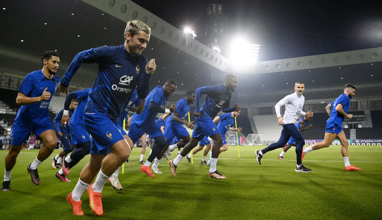 Raphael Varane dan Ibrahima Konate menjadi yang terbaru di antara lima pemain Prancis yang absen tersebut. Mereka dikabarkan terkena virus pernapasan Timur Tengah (MERS) yang disebabkan oleh paparan unta atau sering disebut flu unta. (AFP/Franck Fife)