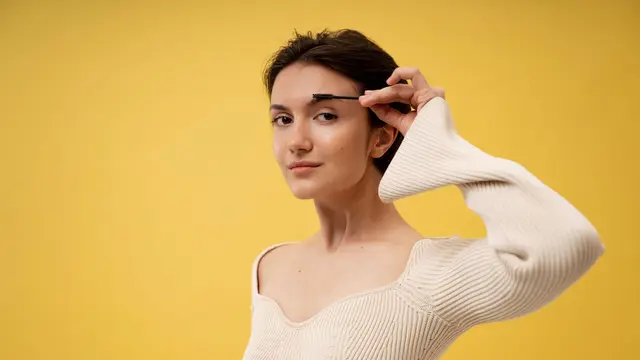 Mengenal Tren Bleached Brows, Teknik Alis yang Jadi Favorit Supermodel (photo by freepik)