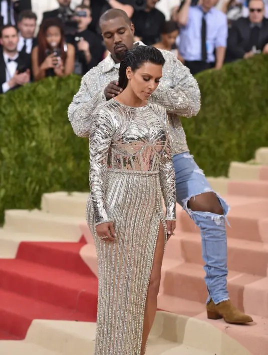 Padahal, pasangan ini pada Mei lalu baru saja merayakan ulang tahun pernikahannya yang kedua. Bahkan, Kim mengunggah foto mesra bersama Kanye melalui Instagramnya. (AFP/Bintang.com)