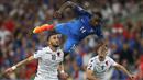 Pemain Prancis, Blaise Matuidi (biru), terbang menjangkau bola saat melawan Albania pada laga Grup A Piala Eropa 2016 di Stade Velodrome, Marseille, Kamis (16/6/2016) dini hari WIB. (AFP/Valery Hache)
