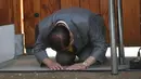 Pemimpin sekte Gereja Shincheonji Yesus, Lee Man-hee berlutut dan membungkuk untuk meminta maaf kepada publik saat konferensi pers di Gapyeong, Senin (2/3/2020). Sebanyak 60 persen dari sekitar empat ribu kasus virus corona di Korea Selatan dikonfirmasi merupakan anggota gereja tersebut. (POOL/AFP)