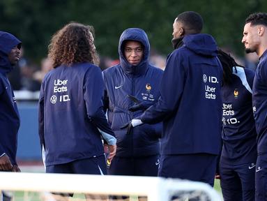 Pemain Timnas Prancis, Kylian Mbappe (tengah) sebelum sesi latihan di Centre National du Football di Clairefontaine-en-Yvelines, barat daya Paris, pada 17 Maret 2025. (FRANCK FIFE/AFP)