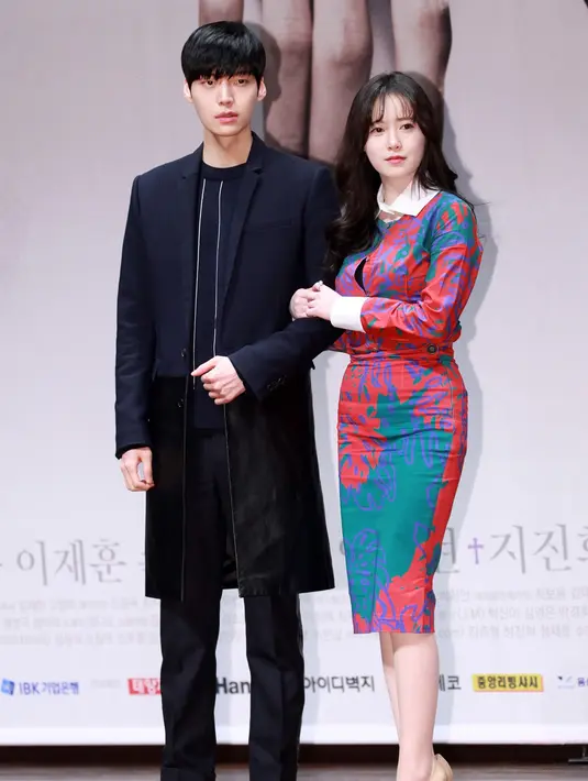 Goo Hye Sun dan Ahn Jae Hyun bertemu saat membintangi drama Blood pada 2015. Keduanya pun mengumumkan hubungannya ke publik pada 2016. Dua bulan kemudian, mereka pun memutuskan untuk menikah. (Foto: soompi.com)