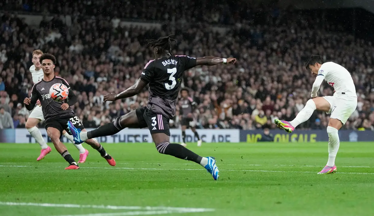 Tottenham Hotspur baru bisa membuka keunggulan pada menit ke-36. Berawal dari kesalahan pemain lawan, Richarlison memberikan assist yang dituntaskan Son Heung-min menjadi gol. Skor 1-0 bertahan hingga turun minum. (AP Photo/Kin Cheung)