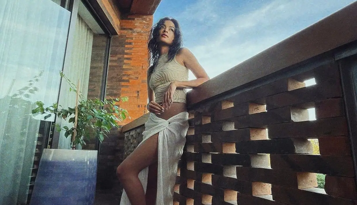Penampilan baru Eva dengan model rambut keriting ini pun jadi sorotan. Banyak yang memuji penampilan barunya tersebut. Tak hanya itu, putri Sophia Latjuba dan Indra Lesmana itu juga sempat membagikan potret dirinya saat memamerkan perut rata dalam balutan crop top. (Liputan6.com/IG/@evacelia)