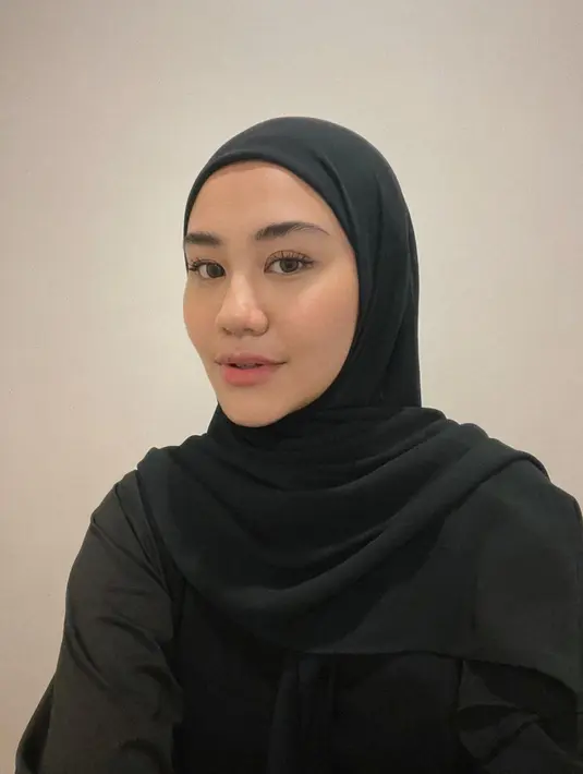 Penampilan cantik dan tertutup Aaliyah Massaid saat mengenakan hijab. Ia mengenakan outfit serba hitam, termasuk hijab yang dikenakannya juga berwarna hitam polos. [Foto: Instagram/aaliyah.massaid]