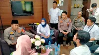 Ketua Komisi Perlindungan Anak Indonesia (KPAI) Ai Maryati Solihah menemui anak di bawah umur di Polsek Tambora. Lima anak di bawah umur dijadikan pekerja seks komersial (PSK) oleh muncikari IC (35). (Foto: Rahmat Bahaqi)