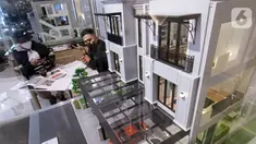 Tenaga penjual melayani calon pembeli pada penjualan perdana Bukit Podomoro Jakarta. Penjualan perdana di kawasan premium Bukit Podomoro Jakarta dinilai akan mendukung produktivitas masyarakat ibu kota yang aktif dengan mobilitas tinggi. (Liputan6.com/HO/Ading)