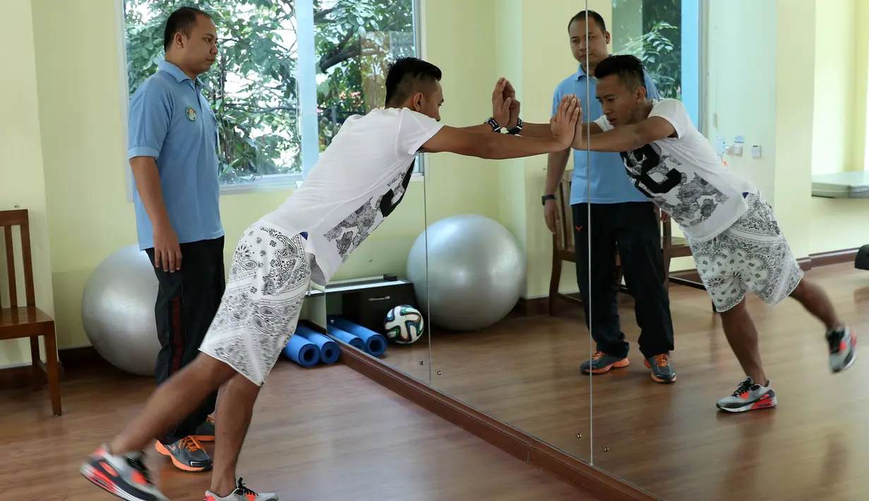 Antony harus rutin mengikuti terapi. (Bola.com/Arief Bagus)