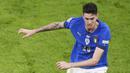 Cedera menyerang Alessandro Bastoni saat memperkuat Timnas Italia di kualifikasi Euro 2024. Bastoni mengalami cedera pada betisnya saat latihan tim. Karena cedera itu, bek Inter Milan ini harus melewatkan laga melawan Makedonia Utara dan Ukraina. (AP/Antonio Calanni)