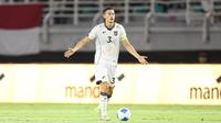 Bek Timnas Indonesia,&nbsp;Jay Idzes, saat melawan Lebanon pada FIFA Matchday di Stadion Gelora Bung Tomo, Surabaya, Senin (8/9/2025). (Bola.com/Abdul Aziz)