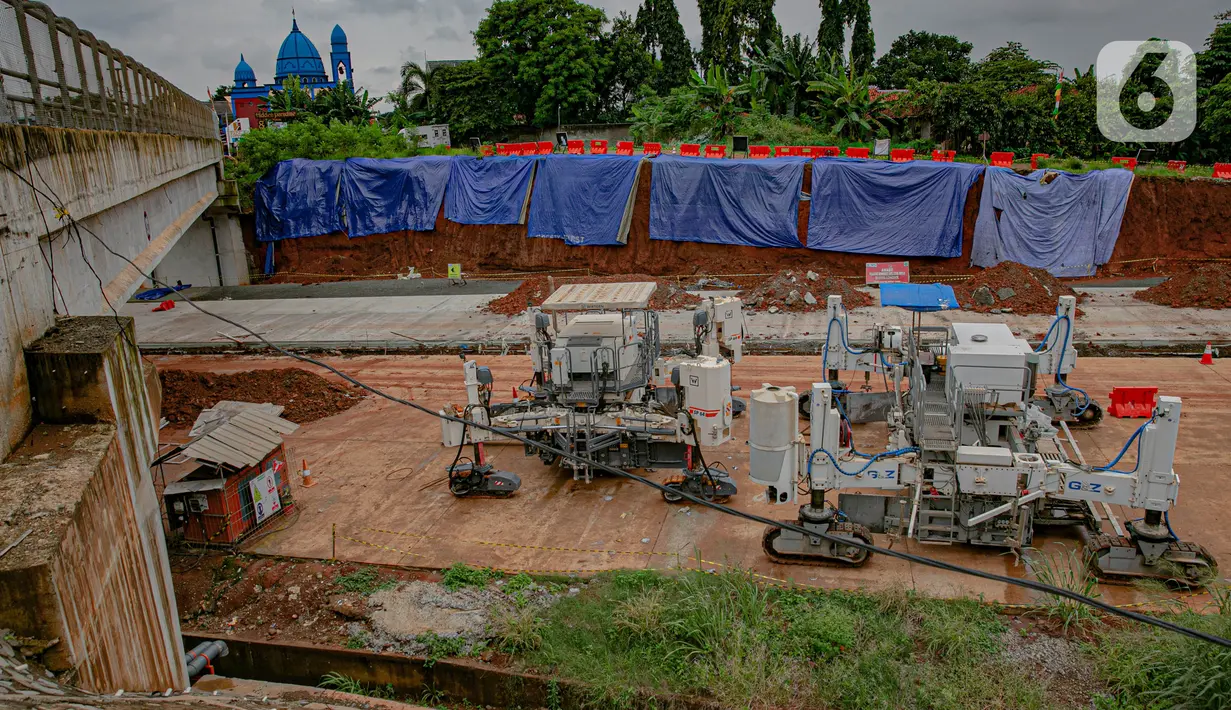Suasana proyek pembangunan jalan tol ruas Serpong - Cinere di Tangerang Selatan, Banten, Selasa (16/2/2021).  Adanya jalan tol yang menghubungkan Serpong dan Pamulang ini diharapkan menjadi akses tol alternatif menuju Bandara Soekarno-Hatta dan wilayah sekitarnya. (Liputan6.com/Faizal Fanani)