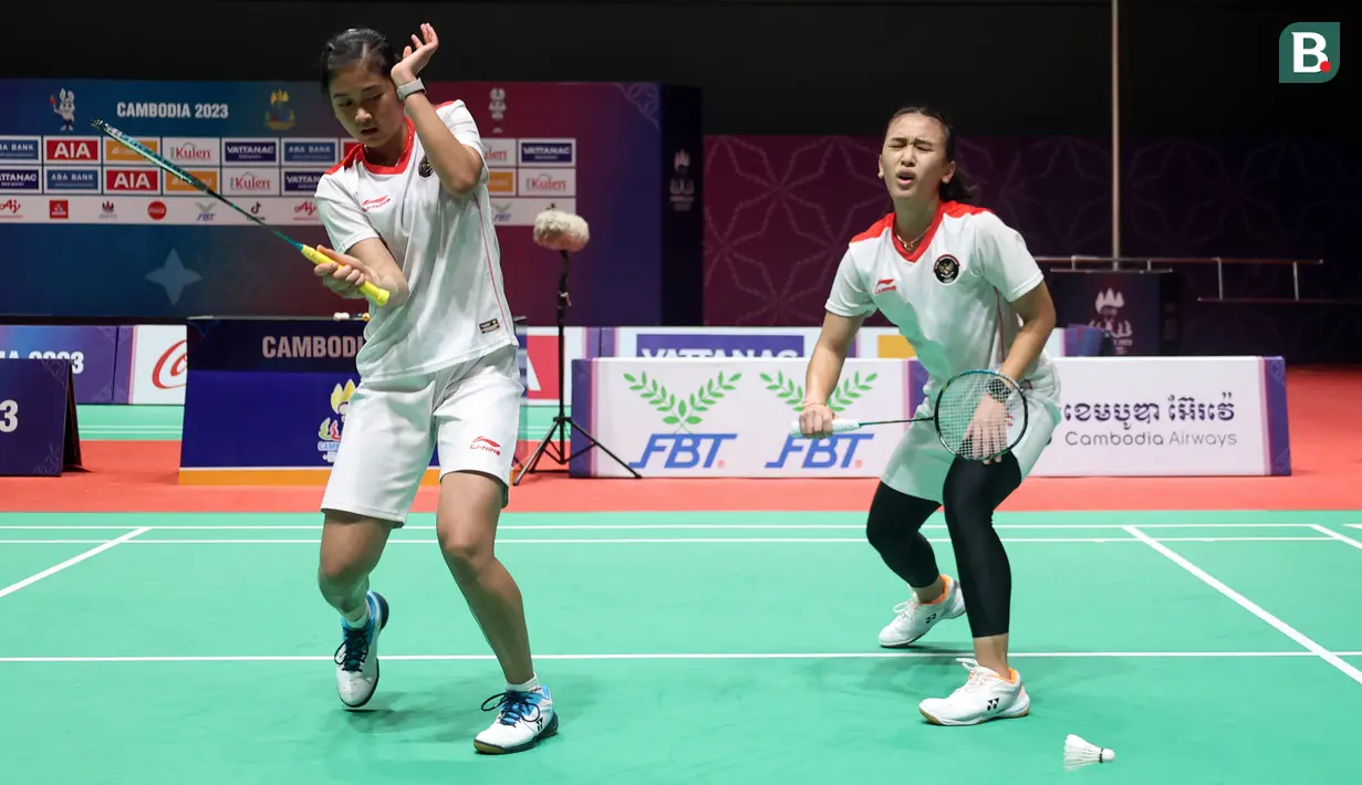 <p>Pebulu tangkis ganda putri Indonesia, Febriana Dwipuji Kusuma/Amalia Cahaya Pratiwi bertanding melawan pebulu tangkis ganda putri Thailand, Jongklophan Kititharakul/Rawinda Prajongjai pada final bulu tangkis beregu putri SEA Games 2023 di Badminton Hall Morodok Techo National Stadium, Phnom Penh, Kamboja, Kamis (11/05/2023). (Bola.com/Abdul Aziz)</p>