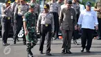 (Ki-ka) Panglima TNI Jenderal Gatot Nurmantyo, Kapolri Jenderal Pol Badrodin Haiti, Mendagri Tjahjo dan Menteri PU Basuki saat apel gelar pasukan pengamanan Natal dan tahun baru di Mapolda Metro Jaya, Jakarta, Rabu (23/12). (Liputan6.com/Yoppy Renato)